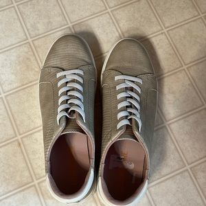 Women’s Sneakers Size 8